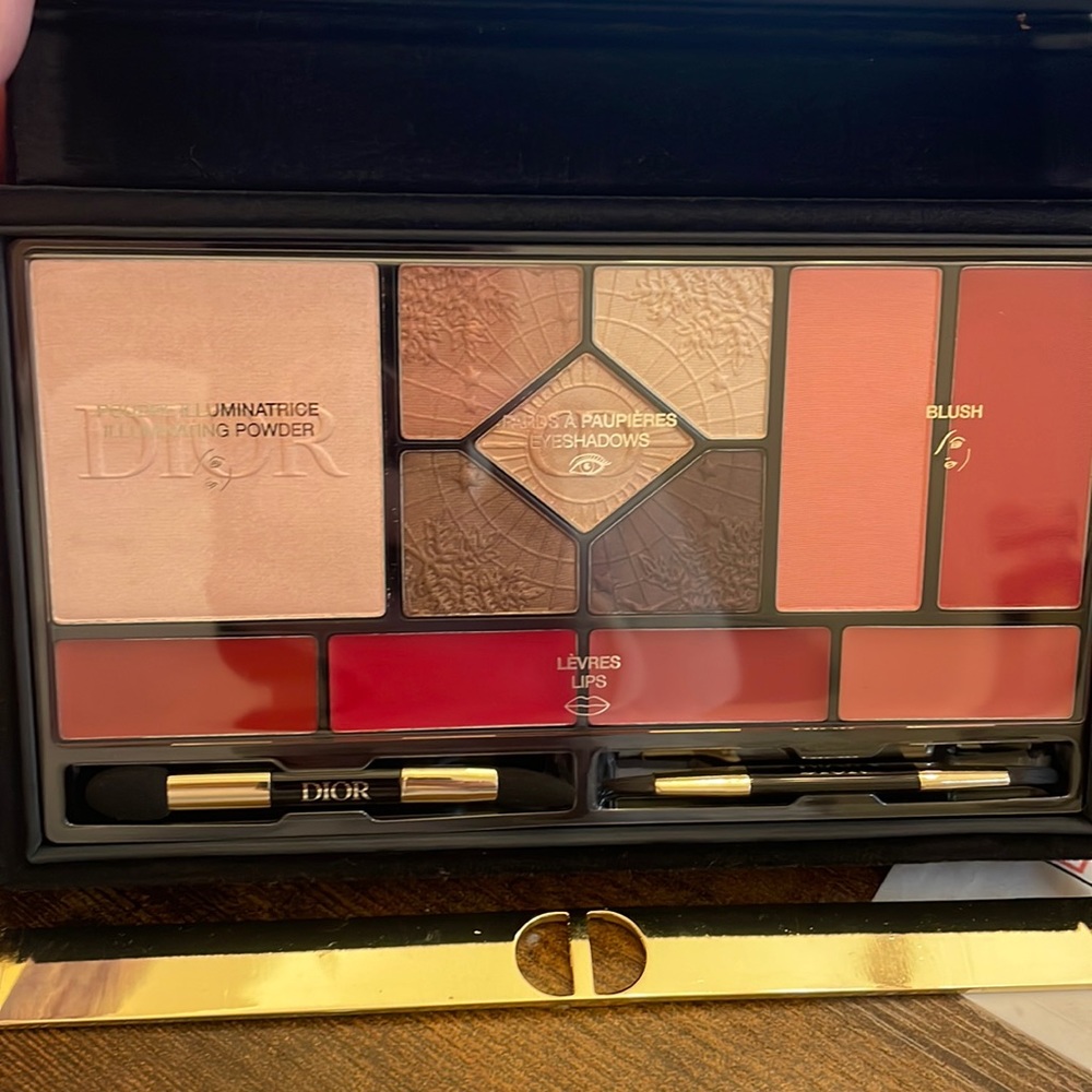 Doir Ecrin Couture make up palette.